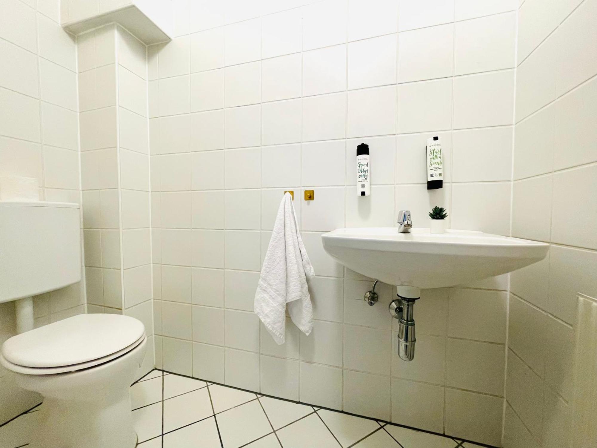 Apstay City Center Deluxe ǀ Free Parking ǀ Self Check-In Graz Buitenkant foto